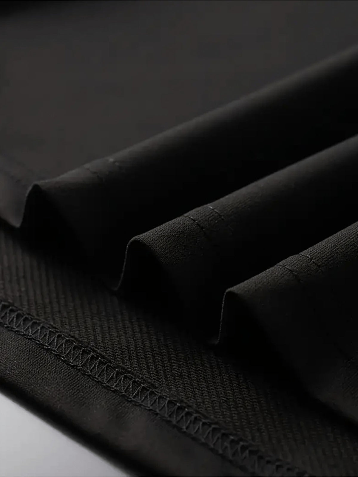 Funny 'My Girlfriend Is A Huge Pain' Men's T-Shirt - 100% Cotton, Comfortable & Casual with Bold White Text, Ideal for Summer & Casual Attire, Great Gift for Him